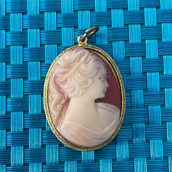 Jewelry - Cameo Pendant Vintage